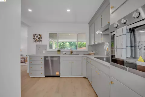 Kitchen - 102 Dalma Dr, Mountain View, CA 94041 photo 6 of 8