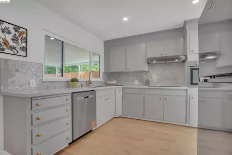Kitchen - 102 Dalma Dr, Mountain View, CA 94041 photo 3 of 8