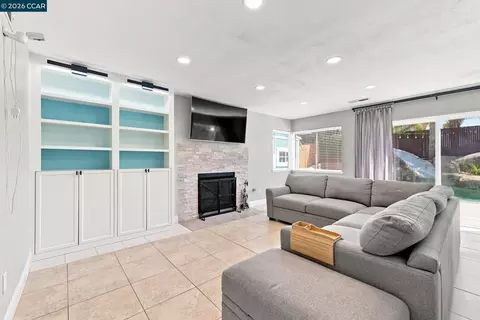 Living - 300 Helena Ct, Oakley, CA 94561 photo 4 of 7