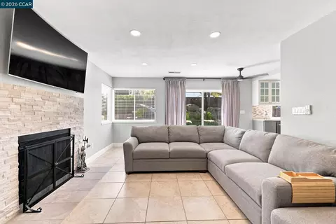 Living - 300 Helena Ct, Oakley, CA 94561 photo 5 of 7