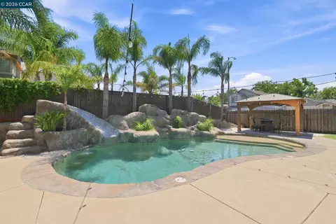 Exterior - 300 Helena Ct, Oakley, CA 94561 photo 4 of 7
