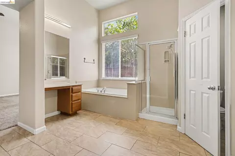 Bath - 3551 Keystone Loop, Discovery Bay, CA 94505 photo 3 of 4