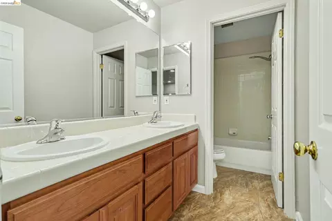 Bath - 3551 Keystone Loop, Discovery Bay, CA 94505 photo 4 of 4