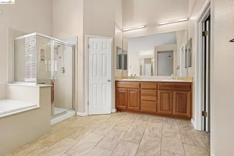 Bath - 3551 Keystone Loop, Discovery Bay, CA 94505 photo 2 of 4