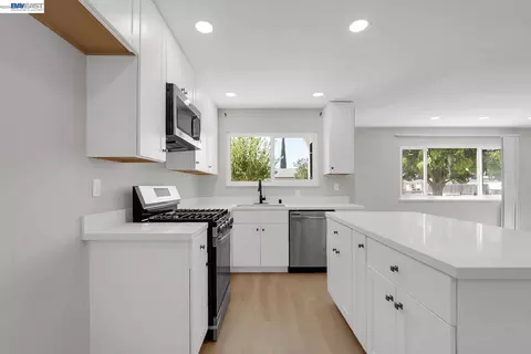 Kitchen - 587 Somoa Ln, Lathrop, CA 95330 photo 3 of 4