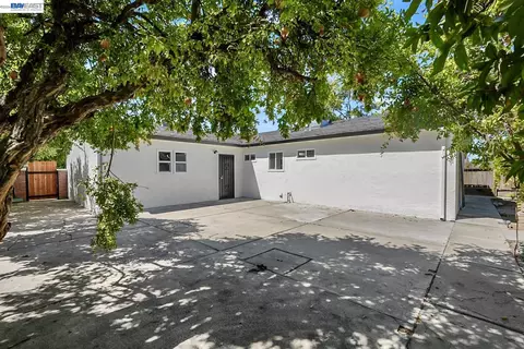 Exterior - 587 Somoa Ln, Lathrop, CA 95330 photo 7 of 9