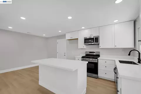 Kitchen - 587 Somoa Ln, Lathrop, CA 95330 photo 2 of 4