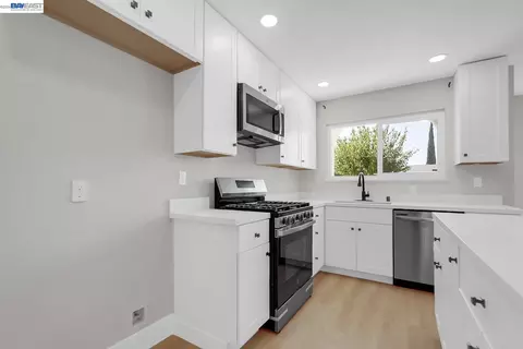 Kitchen - 587 Somoa Ln, Lathrop, CA 95330 photo 4 of 4