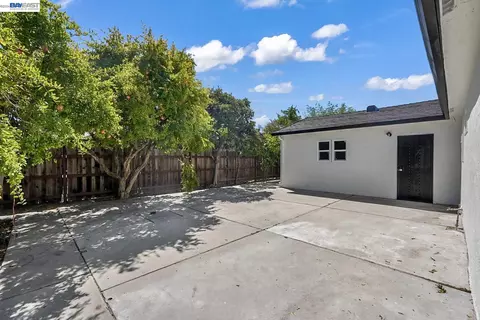 Exterior - 587 Somoa Ln, Lathrop, CA 95330 photo 5 of 9