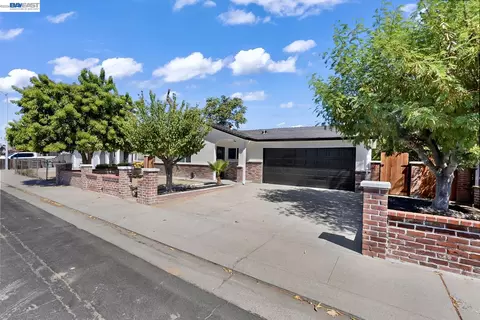 Exterior - 587 Somoa Ln, Lathrop, CA 95330 photo 3 of 9