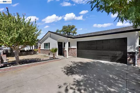 Exterior - 587 Somoa Ln, Lathrop, CA 95330 photo 2 of 9