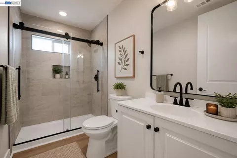 Bath - 587 Somoa Ln, Lathrop, CA 95330 photo 1 of 4