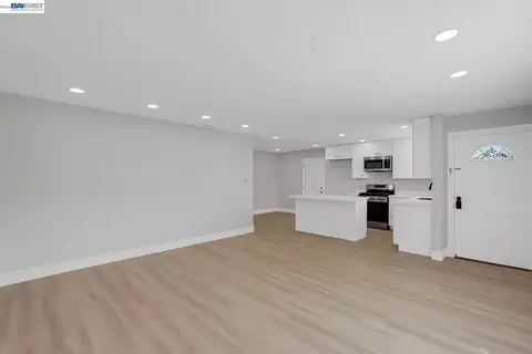 Living - 587 Somoa Ln, Lathrop, CA 95330 photo 4 of 4