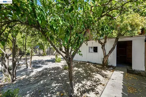 Exterior - 587 Somoa Ln, Lathrop, CA 95330 photo 8 of 9
