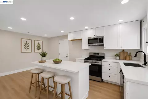 Kitchen - 587 Somoa Ln, Lathrop, CA 95330 photo 1 of 4