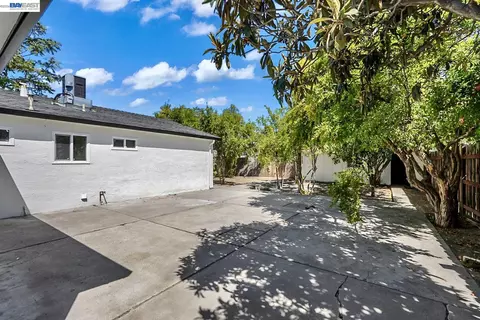 Exterior - 587 Somoa Ln, Lathrop, CA 95330 photo 6 of 9