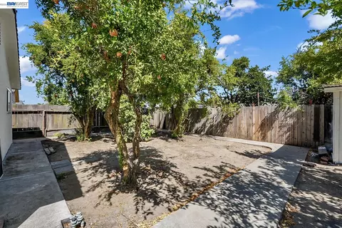 Exterior - 587 Somoa Ln, Lathrop, CA 95330 photo 9 of 9