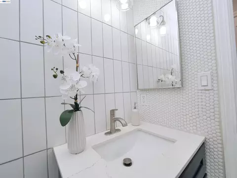 Bath - 7445 Rolling Hills Cir, Dublin, CA 94568 photo 3 of 8