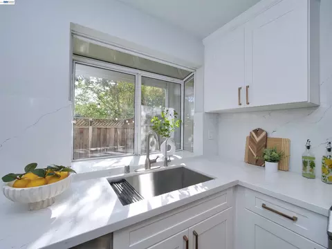 Kitchen - 7445 Rolling Hills Cir, Dublin, CA 94568 photo 5 of 8