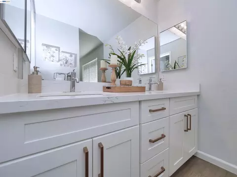 Bath - 7445 Rolling Hills Cir, Dublin, CA 94568 photo 4 of 8