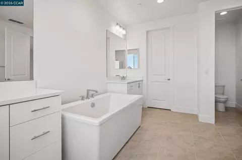 Bath - 3576 Darnoch Ave, Lathrop, CA 95330 photo 1 of 5