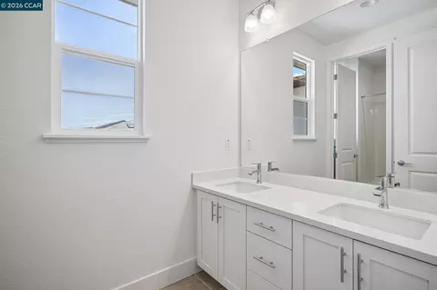 Bath - 3576 Darnoch Ave, Lathrop, CA 95330 photo 3 of 5