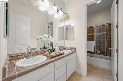 Bath - 1121 Newhaven Pl, Concord, CA 94518 photo 4 of 7
