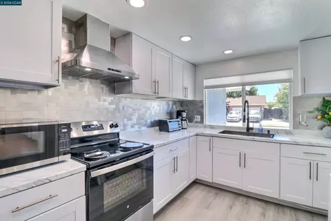 Kitchen - 638 Berkeley Way, Fairfield, CA 94533 photo 2 of 3
