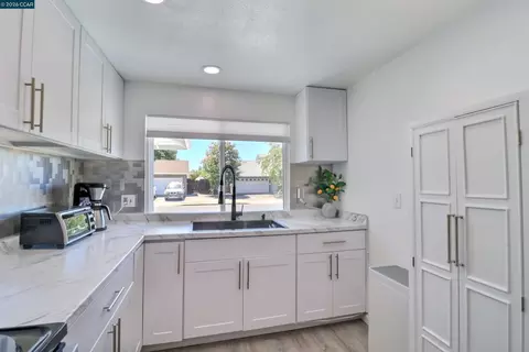 Kitchen - 638 Berkeley Way, Fairfield, CA 94533 photo 3 of 3