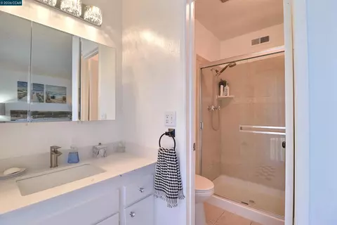 Bath - 638 Berkeley Way, Fairfield, CA 94533 photo 2 of 2