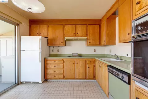 Kitchen - 339 Broadway #307, Alameda, CA 94501 photo 2 of 3