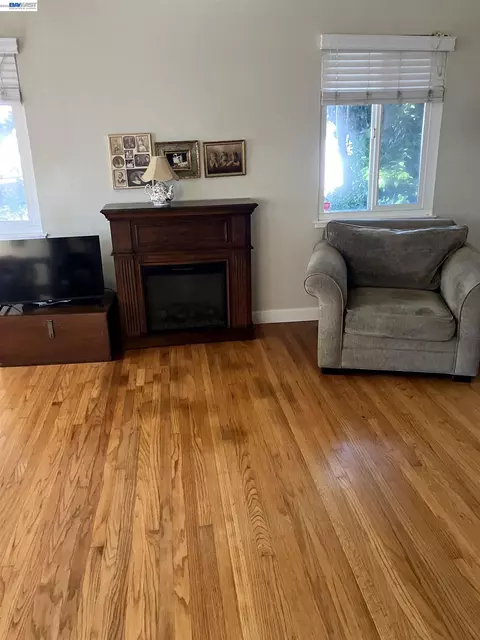 Living - 1066 Maple Ave, Vallejo, CA 94591 photo 4 of 4