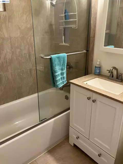 Bath - 1066 Maple Ave, Vallejo, CA 94591 photo 4 of 5