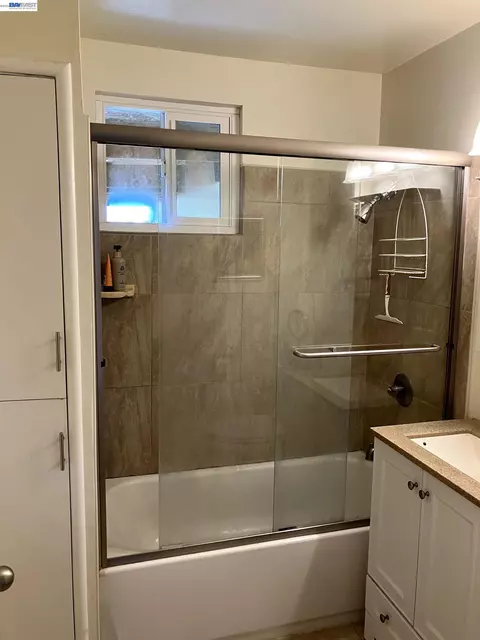 Bath - 1066 Maple Ave, Vallejo, CA 94591 photo 1 of 5