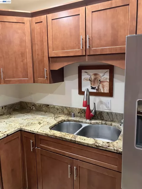 Kitchen - 1066 Maple Ave, Vallejo, CA 94591 photo 6 of 8