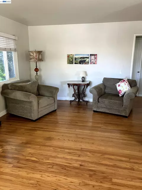 Living - 1066 Maple Ave, Vallejo, CA 94591 photo 2 of 4