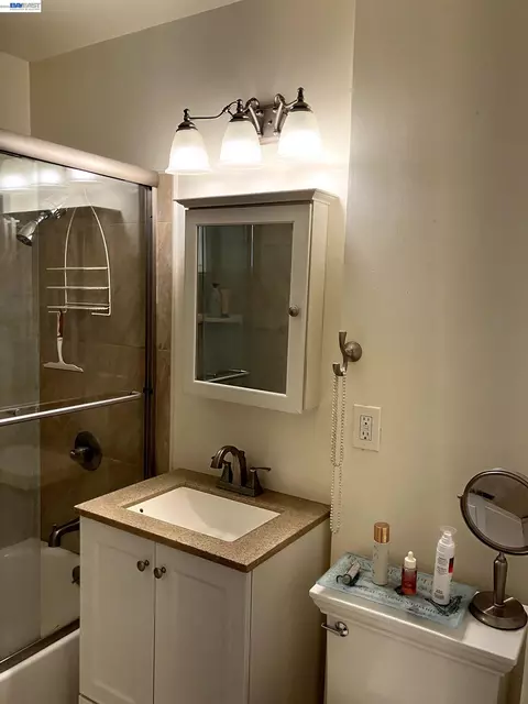 Bath - 1066 Maple Ave, Vallejo, CA 94591 photo 5 of 5