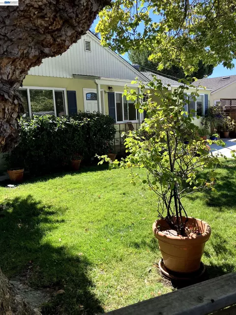 Exterior - 1066 Maple Ave, Vallejo, CA 94591 photo 5 of 19
