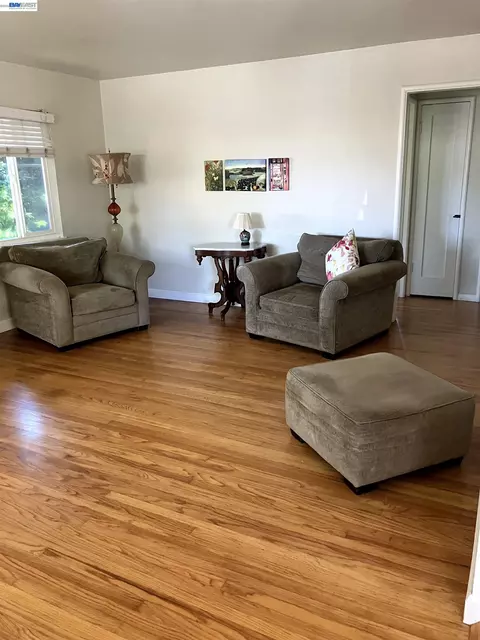 Living - 1066 Maple Ave, Vallejo, CA 94591 photo 3 of 4