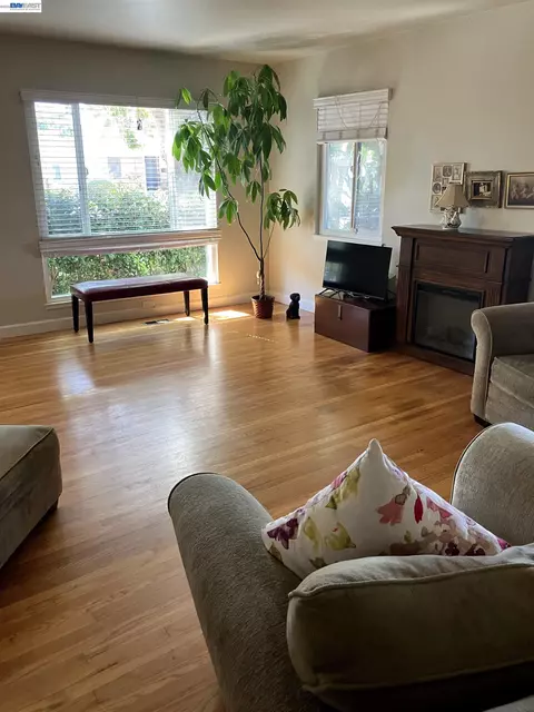 Living - 1066 Maple Ave, Vallejo, CA 94591 photo 1 of 4