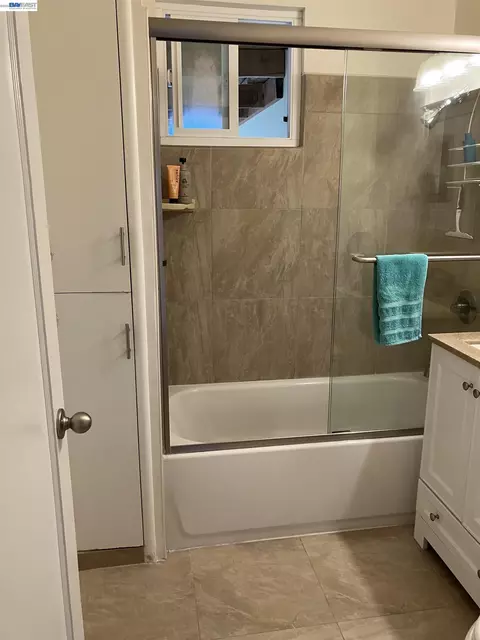 Bath - 1066 Maple Ave, Vallejo, CA 94591 photo 3 of 5