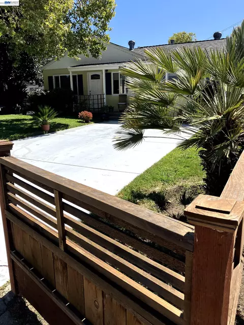 Exterior - 1066 Maple Ave, Vallejo, CA 94591 photo 4 of 19