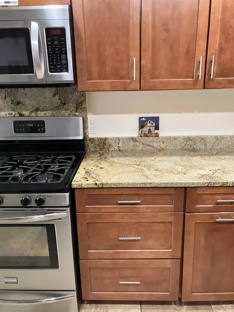 Kitchen - 1066 Maple Ave, Vallejo, CA 94591 photo 3 of 8