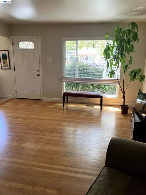 Entry Way - 1066 Maple Ave, Vallejo, CA 94591 photo 1 of 3