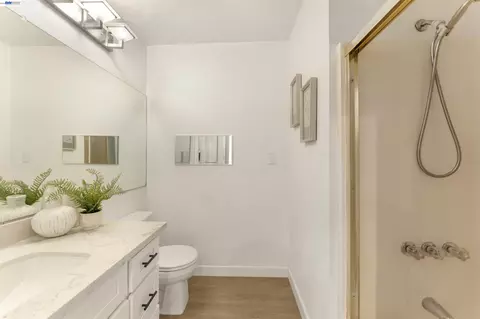 Bath - 695 Debra St, Livermore, CA 94550 photo 4 of 4