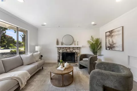 Living - 695 Debra St, Livermore, CA 94550 photo 3 of 5