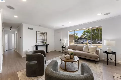 Living - 695 Debra St, Livermore, CA 94550 photo 2 of 5