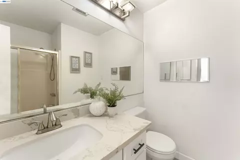 Bath - 695 Debra St, Livermore, CA 94550 photo 3 of 4