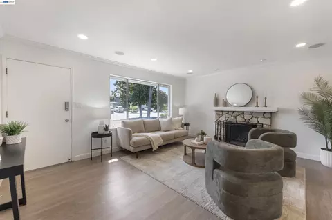 Living - 695 Debra St, Livermore, CA 94550 photo 4 of 5