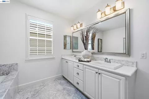 Bath - 4726 S Spago Dr, Dublin, CA 94568 photo 4 of 6